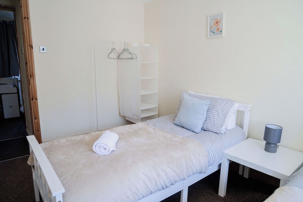 6-bed House - Sleeps 13 - Families & Contractors