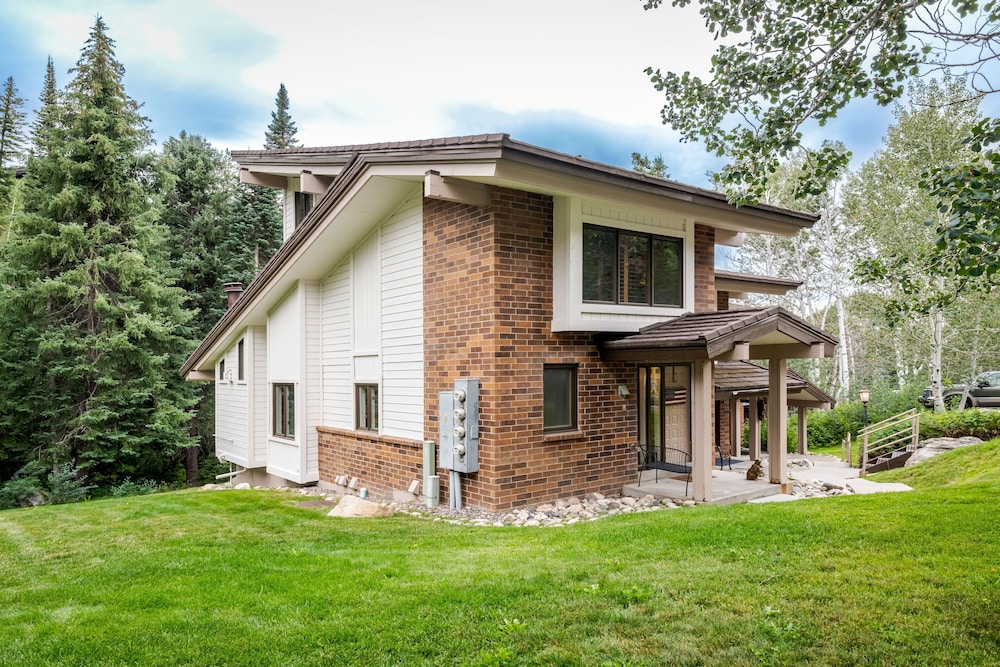 Winterwood 5 2 Bedroom Townhouse by RedAwning view 4