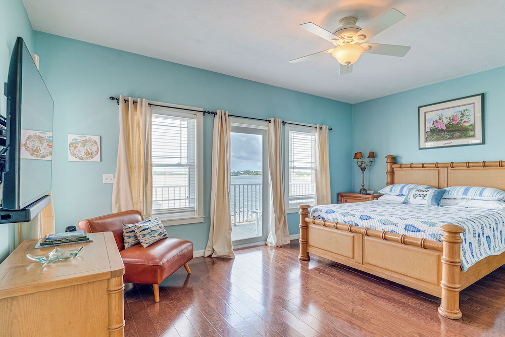 Steps to Beach: Waterfront Cedar Key Home! view 3