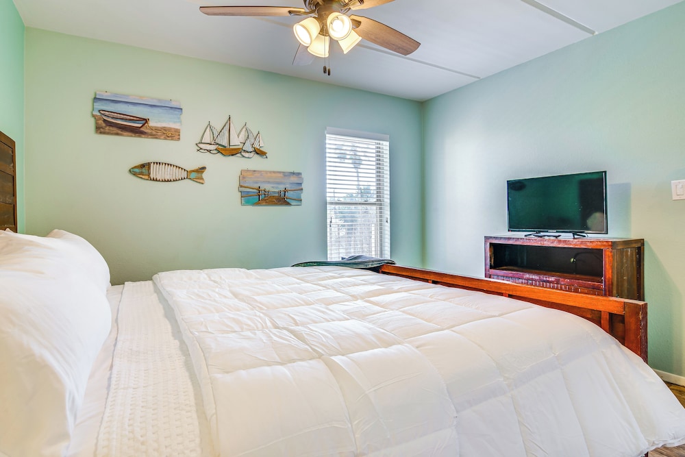 Walk to Beach: Condo w/ Pool Access in Texas!
