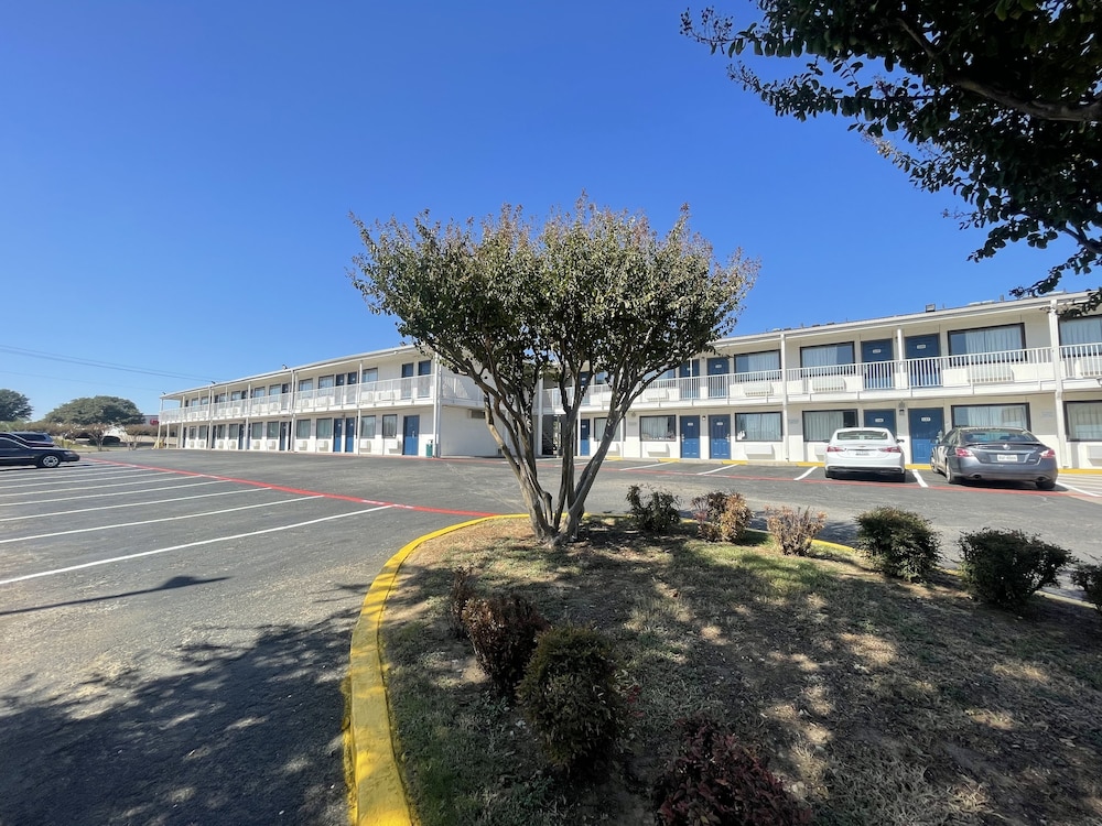 Motel 6 Denton, TX - UNT