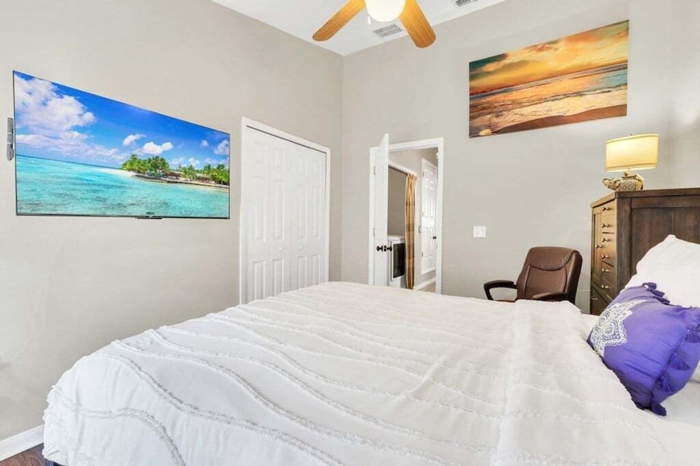 Large 4 bedroom Pool Home With Relaxing Vibes 4 Villa