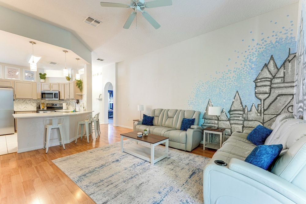 Walk to Tower Lake: Family Home in Gated Community