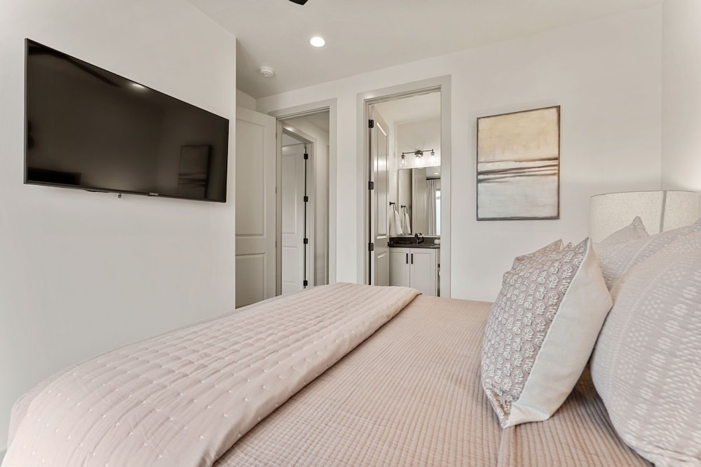 Adventure Central At Desert Color 6 Bedroom Townhouse