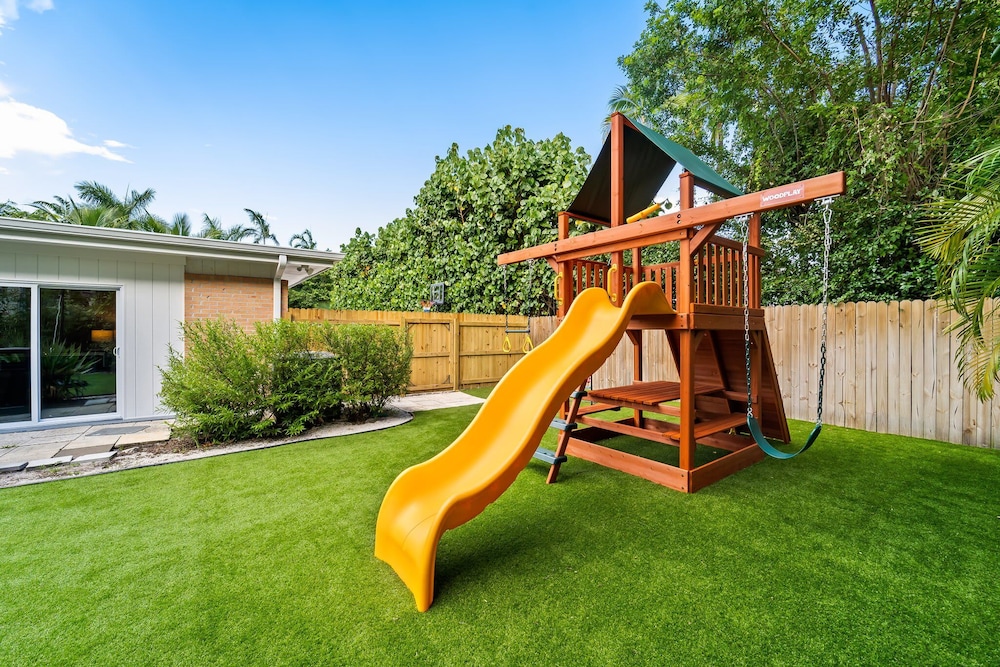 4BR Intracoastal Retreat With Pool, Games & More!
