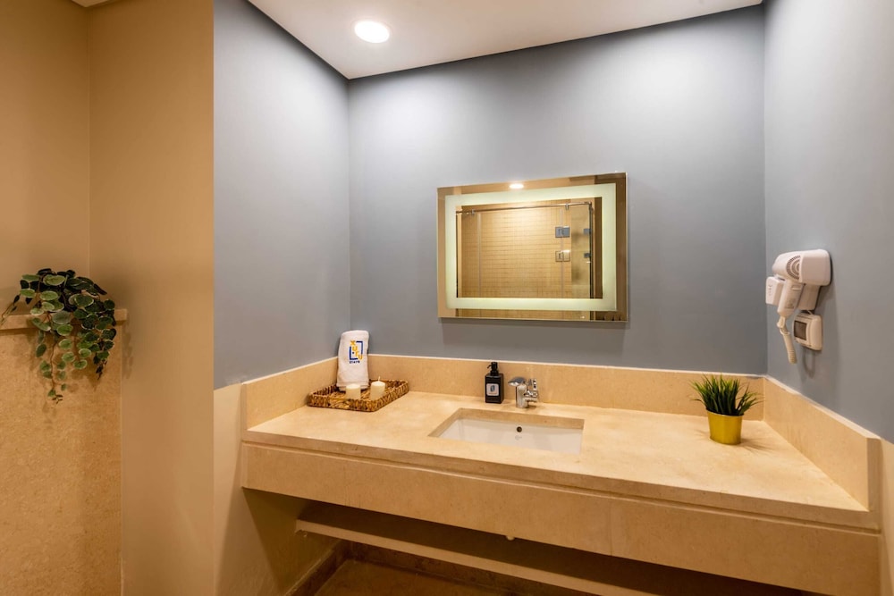 Xuru Stays I Homestyle 3BR Penthouse Pool & Beach View