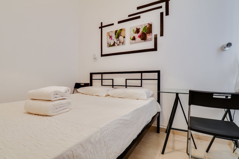 Central Apartment near Bograshov Beach