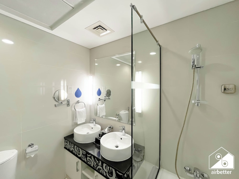 Elegant 2-bed Retreat Stunning Downtown Views