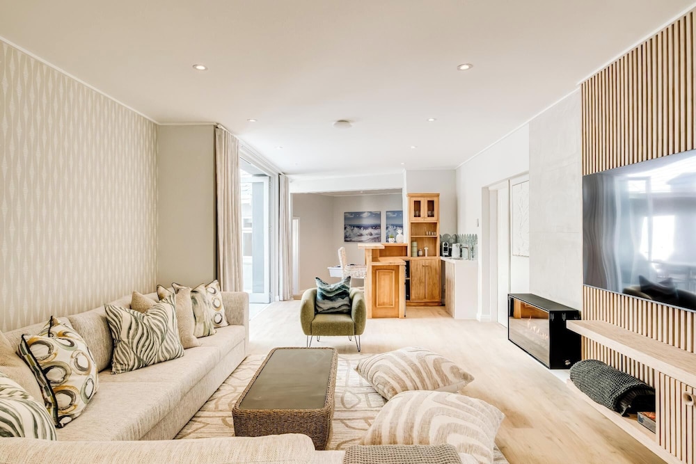 6bed Villa by Camps Bay Beach Seven the Drive