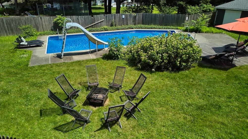 HV Spacious Retreat Sleeps 13 w Hot Tub