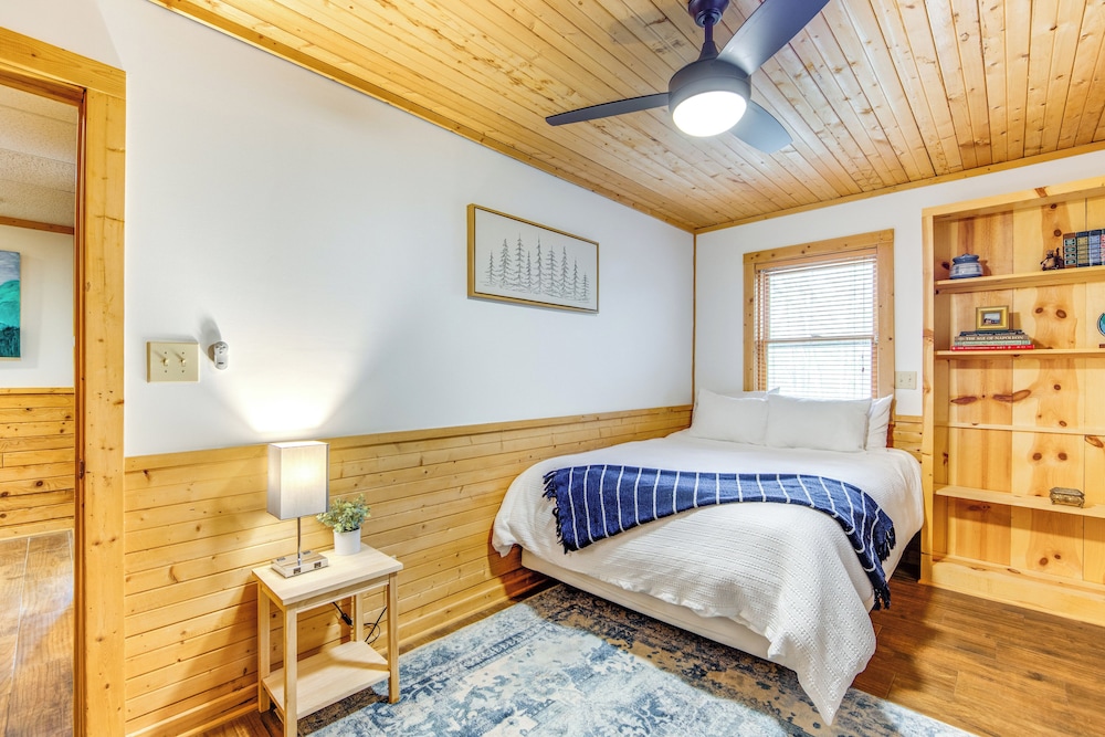 10 Mi to Waynesville: Cabin w/ Hot Tub & Mtn Views