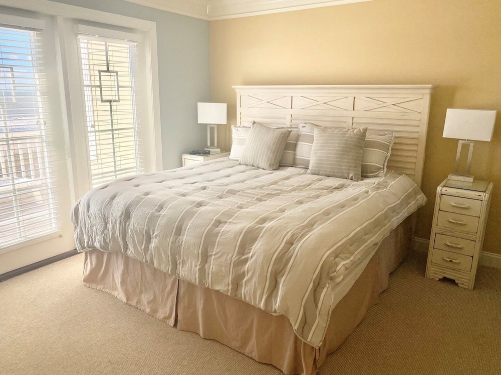 R & R By The Sea 4 Bedroom Home by RedAwning