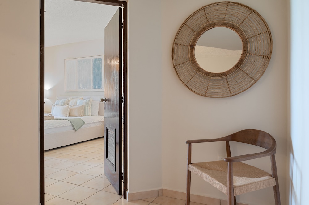 Beachfront Paradise 2BR Crescent Beach Seaside