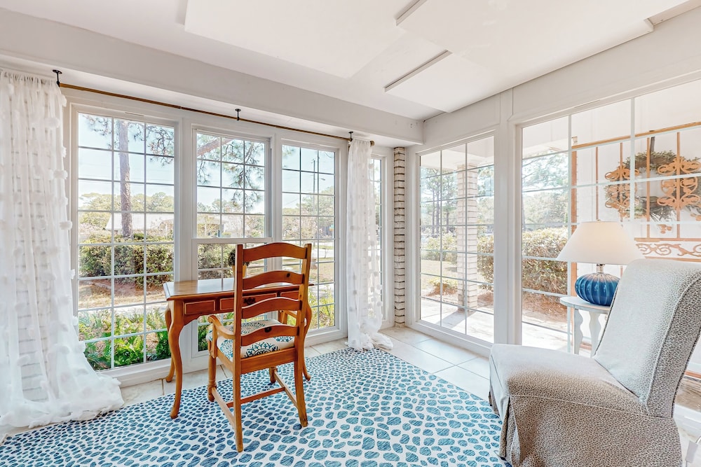 3BR Next to Park w/ Large Yard, AC & W & D