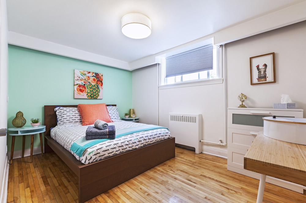 Colourful 2-bedroom Apartment - Image 4