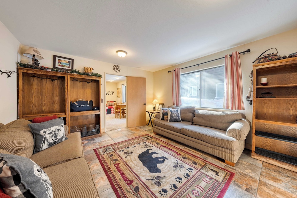 Mountain Cabin w/ Fireplace, Balcony & Easy Ski Access Bear Americana