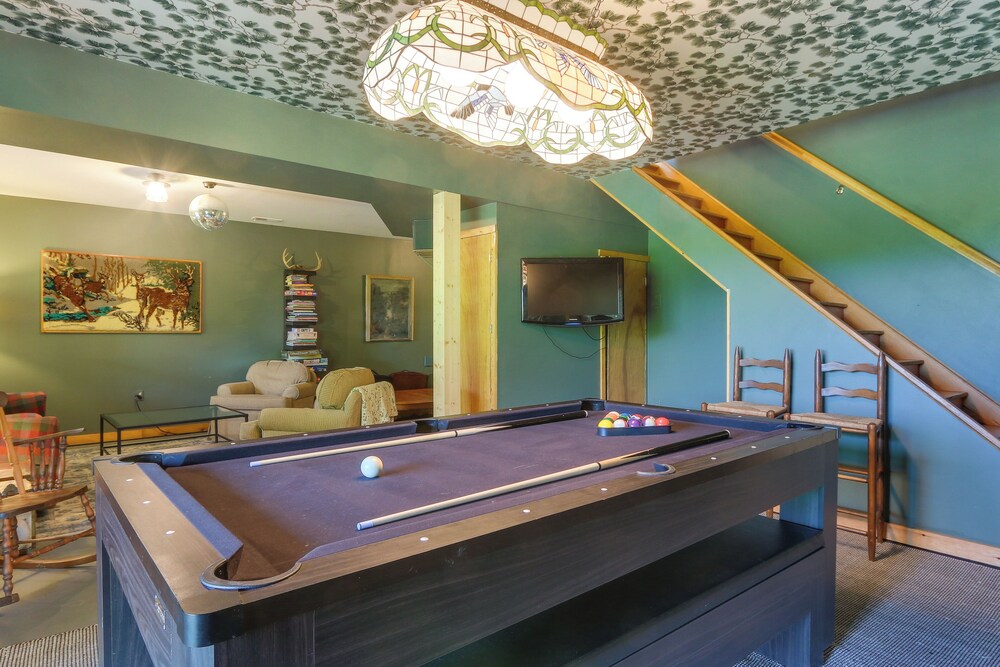 Hot Tub + Game Room: Peaceful Wardensville Cabin