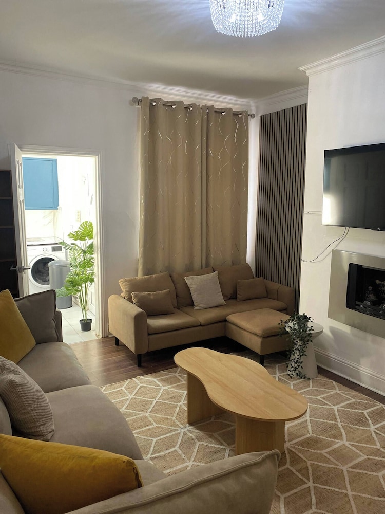 Modern Townhouse-free Parking-game Room-w-ifi