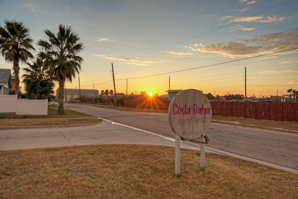 Chic 2BR Coastal Condo Shared Pool Near the Beach Envy the Adventure
