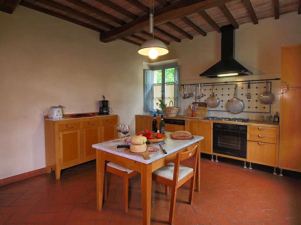 Panoramic Tuscan Villa en Sinalunga — kitchen