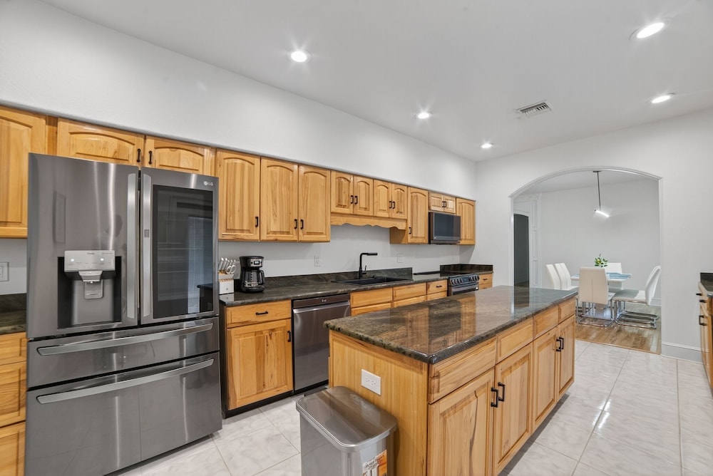 Lakeland Oasis Hot Tub, Lanai & Fire Pit 3 Bedroom Home