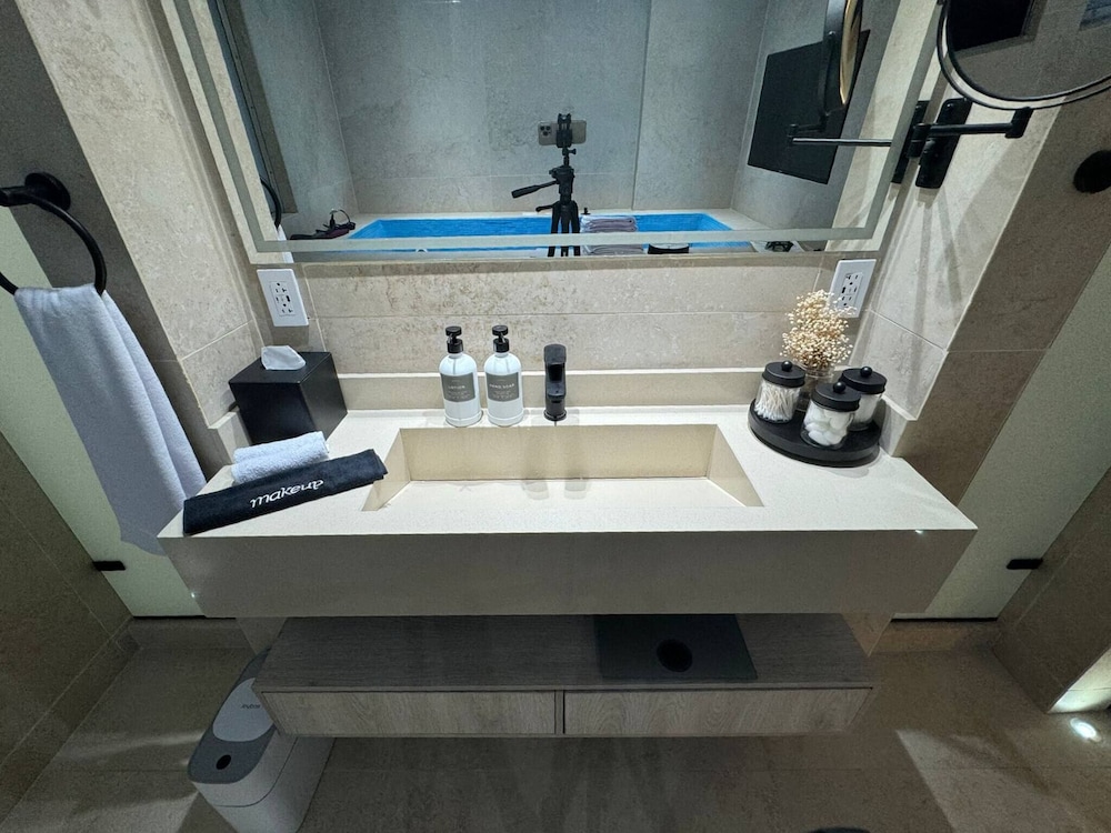 Stylish 1BR Getaway, Jacuzzi, Fireplace, Gym and AC