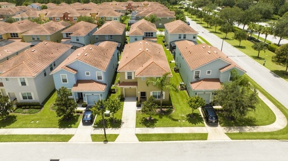 Family Pool Home Near Disney!! Modern Decor, Bbq ,resort W/ Tons Of Amenities! 6 Bedroom Home