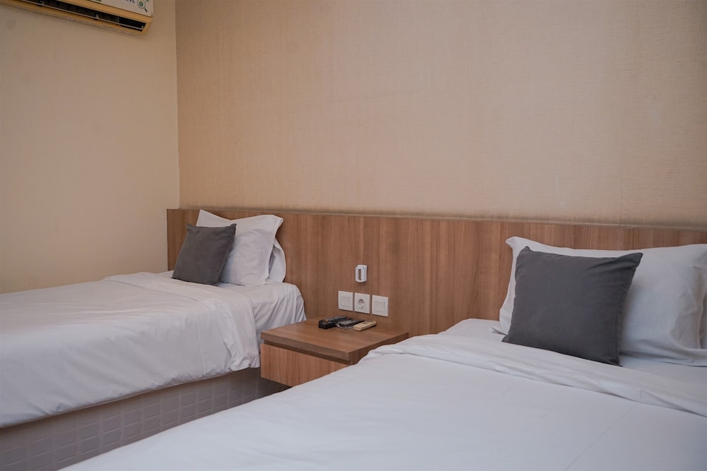 Warm and Minimalist Studio (No Kitchen) at Great Western Apartment