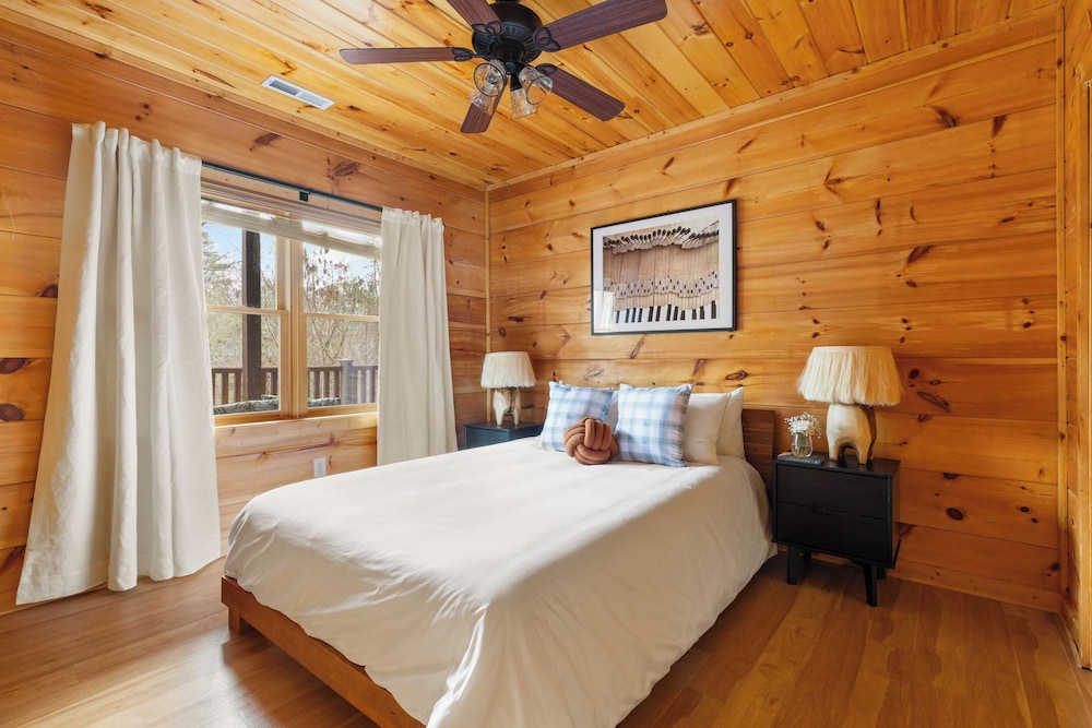Yesteryear by Avantstay Hot Tub, 360 Deck Views and Game Room Easy Access