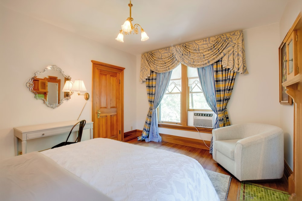 Victorian-style Cheesman Park Apt - 2 Mi to Dtwn