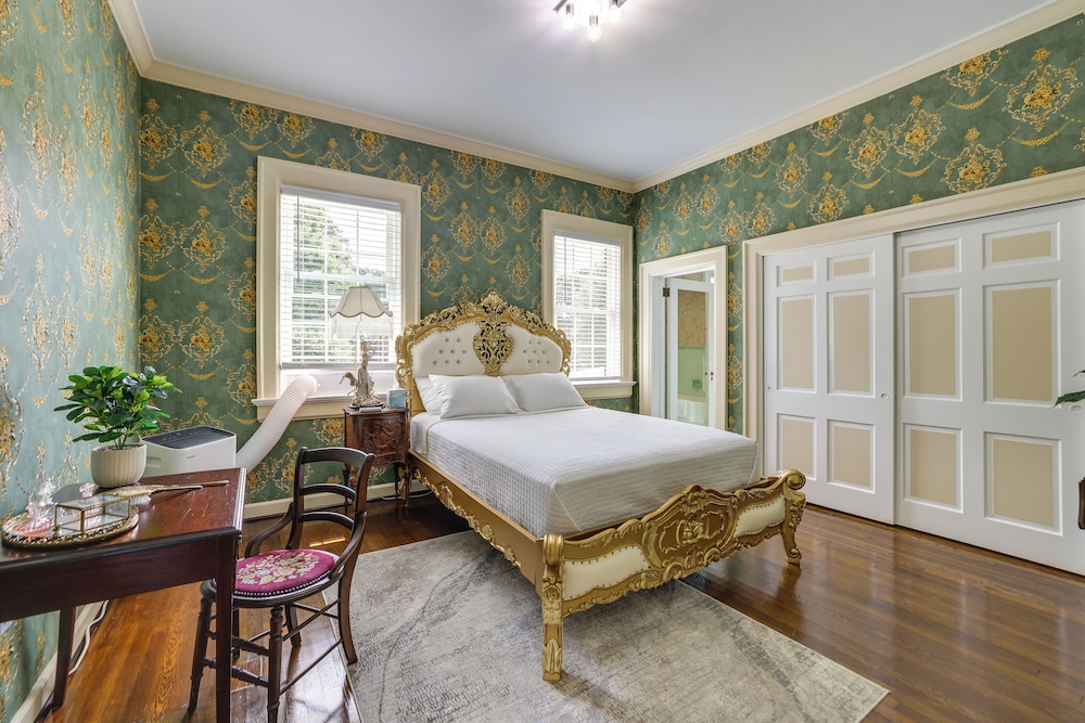 Home on Sprawling Estate, 6 Mi to Dtwn Spartanburg