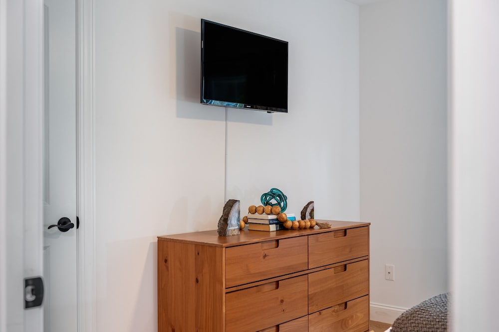 Luxuriously Lakeside by Avantstay Lakefront Retreat w Game Room