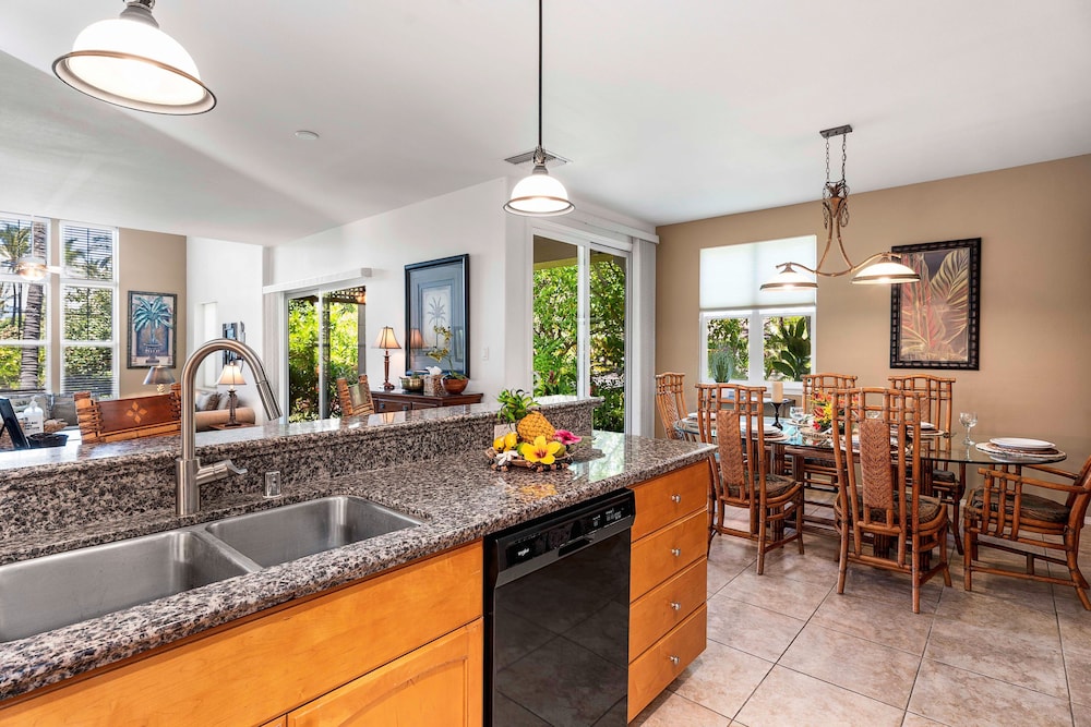Spacious Corner Unit - Central AC - Vrkcv
