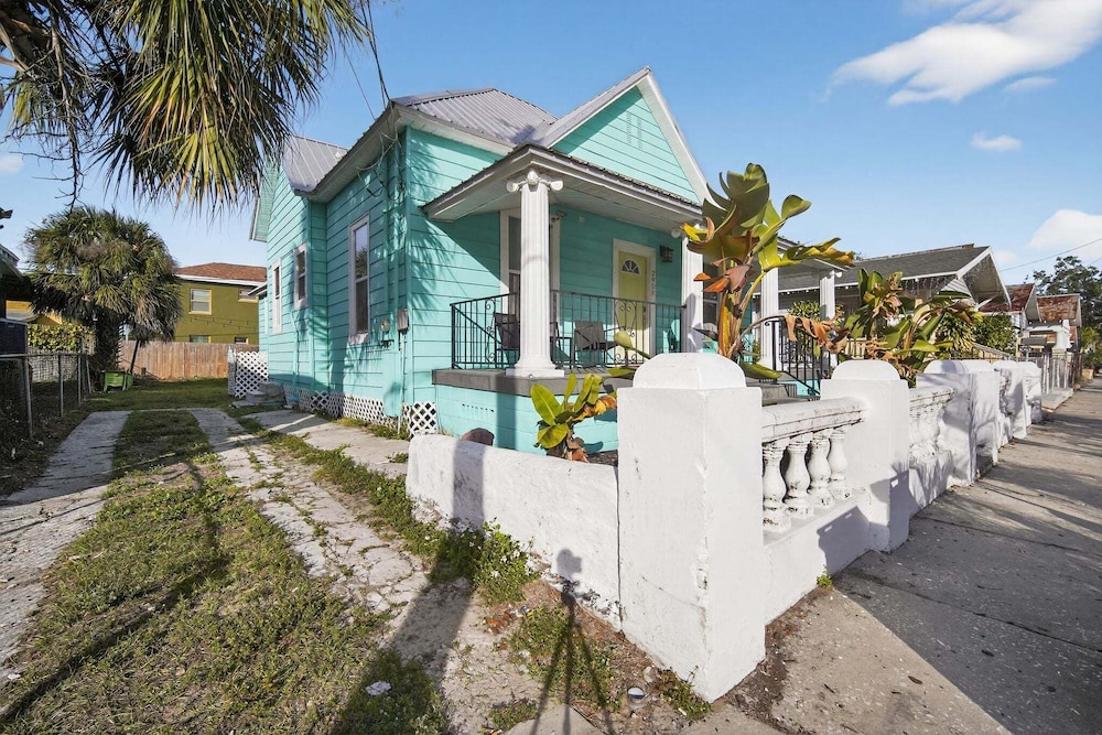 Modern Tampa Home Near Ybor And Downtown 3 Bedroom Home