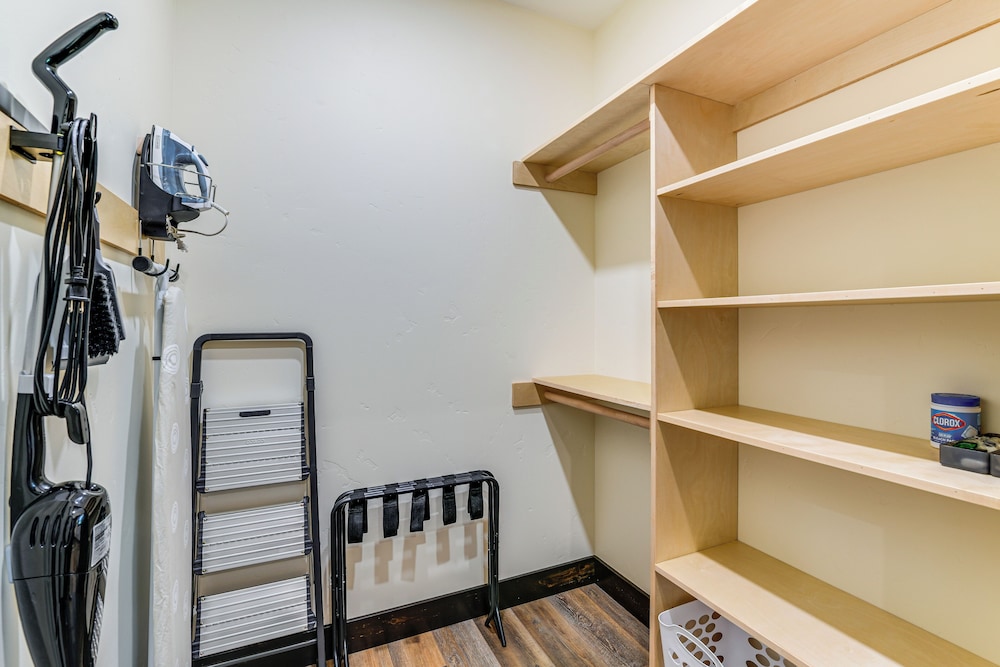2 Mi to Dtwn Palmer: Custom Valley Home w/ Garage