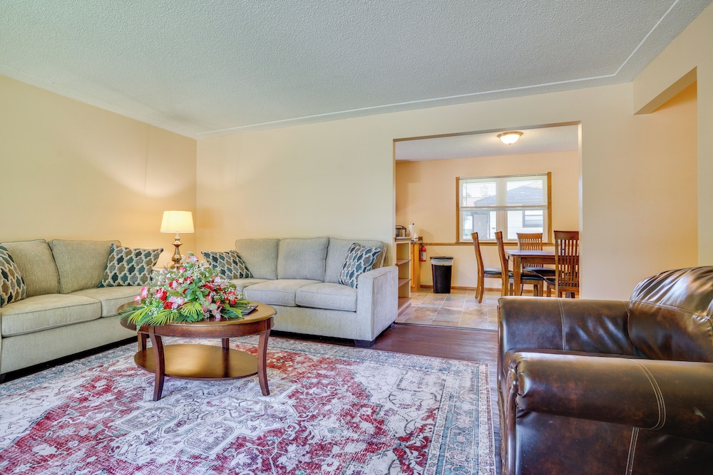 10 Mi to Downtown: Group Getaway in Minneapolis