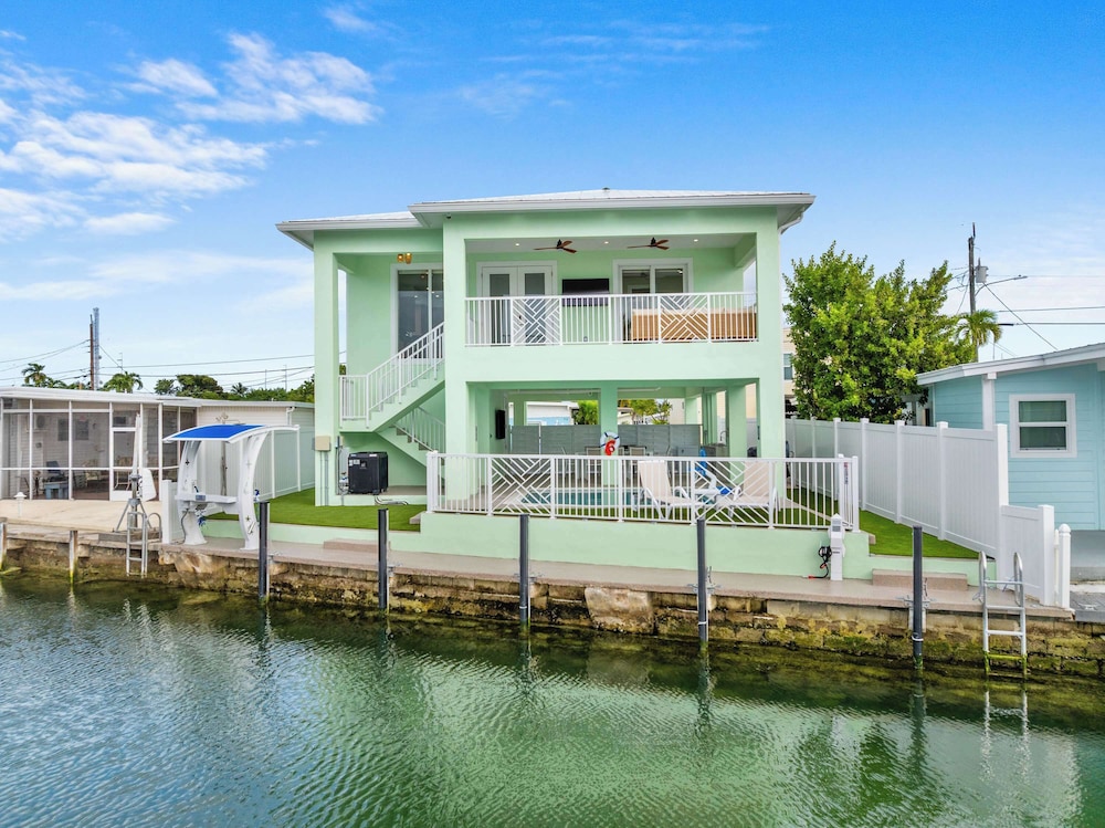 Aqua Verde Waterfront Lux Gem Dock Game Room