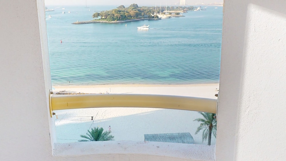 Al Dabas Beach Views 3BD Sleeps 6 Beachfront Beach Pool Access