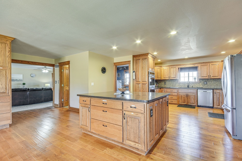 Pond Access & Fishing: 'cedar Lodge' in Versailles