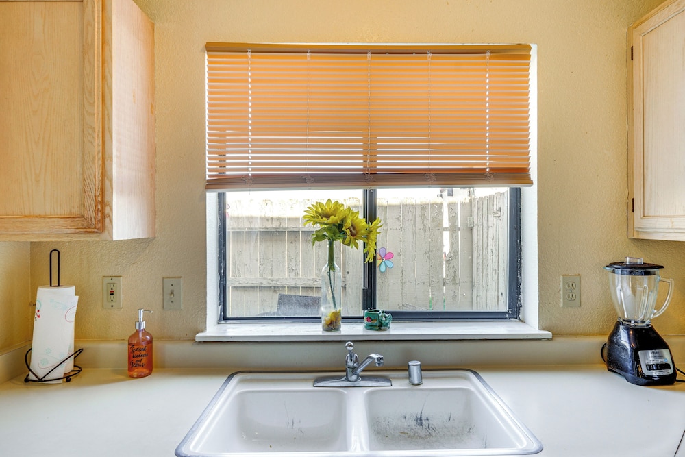 Patio & Mtn Views: Family Gem in California City