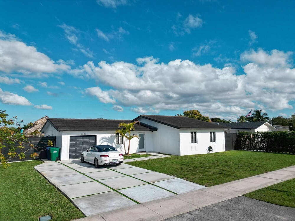 Maggie Home In Kendall - Pool And Tiki Bar
