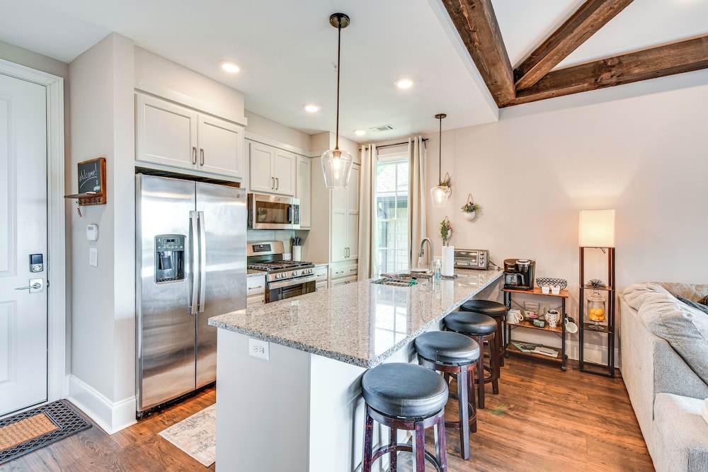 Community Perks: Mountain-view Condo in Toccoa!