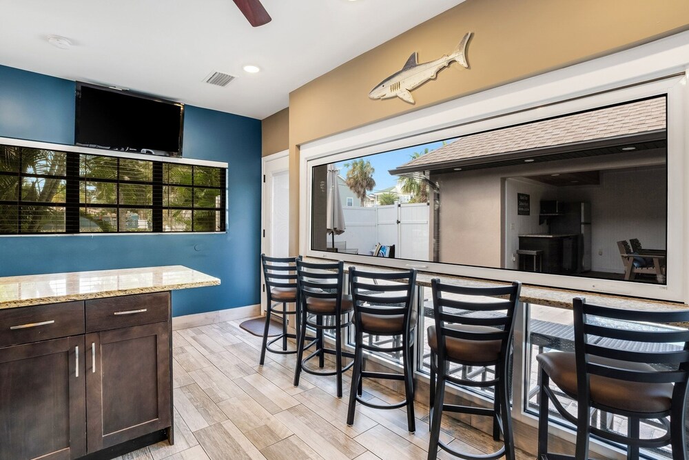 Island Time - Weekly Beach Rental 6 Bedroom Home by RedAwning view 4
