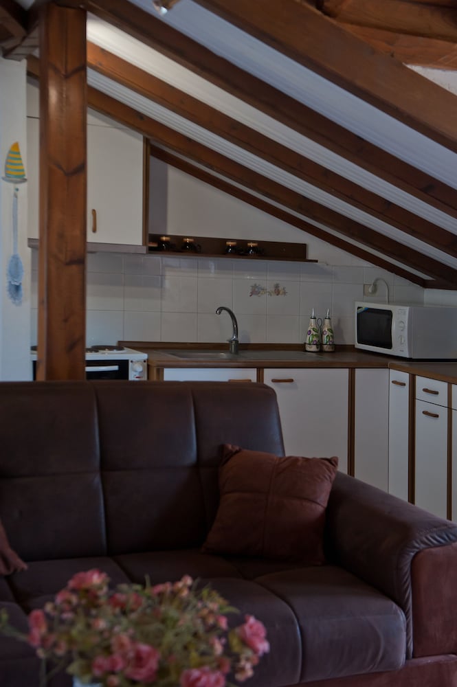Kamares House Apartments & Studios