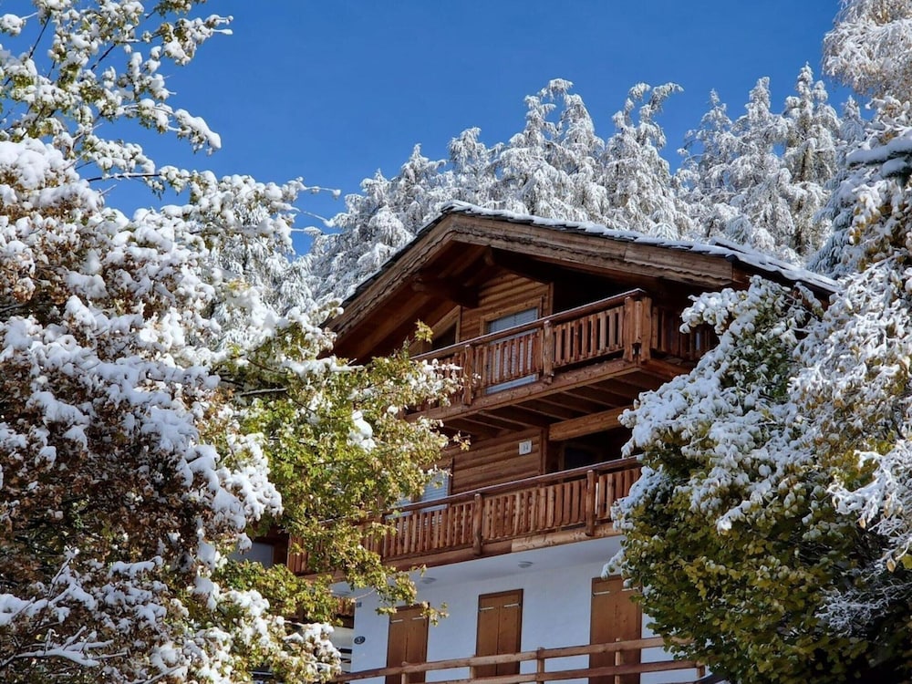 Spacious Chalet With Patio Facing Mountains