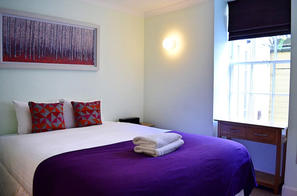 JOIVY 3BR Flat in Haymarket with Free Parking view 5