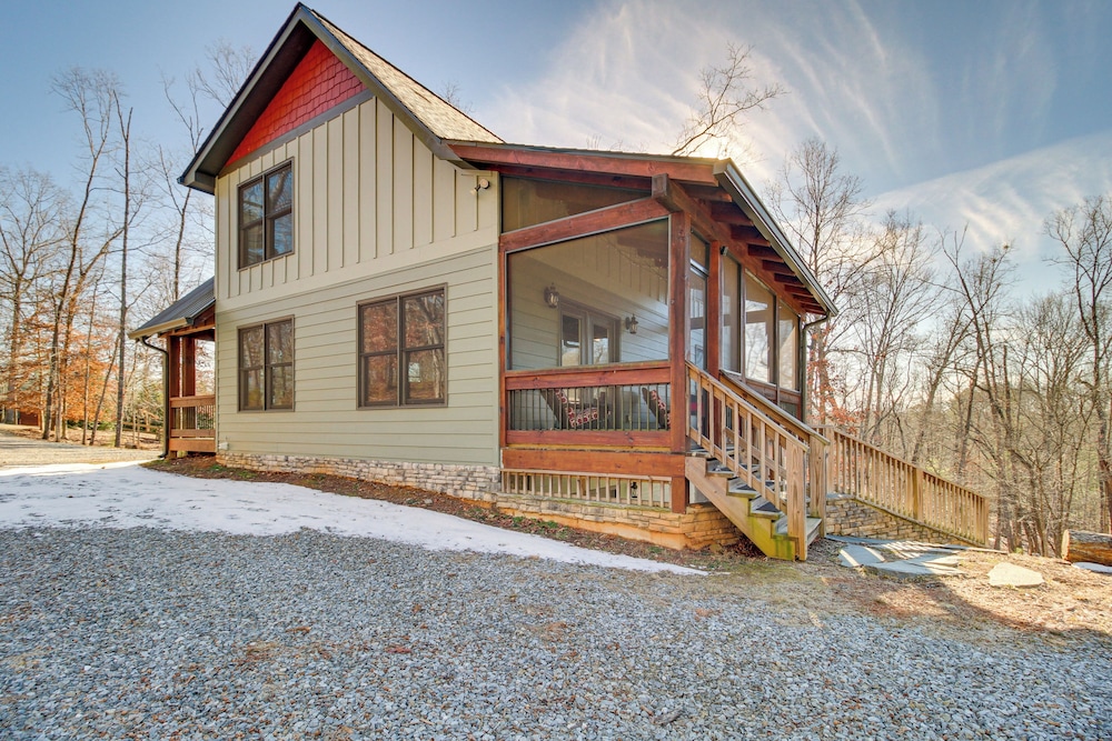 Hot Tub & Movie Room: Updated Cabin in Ellijay!