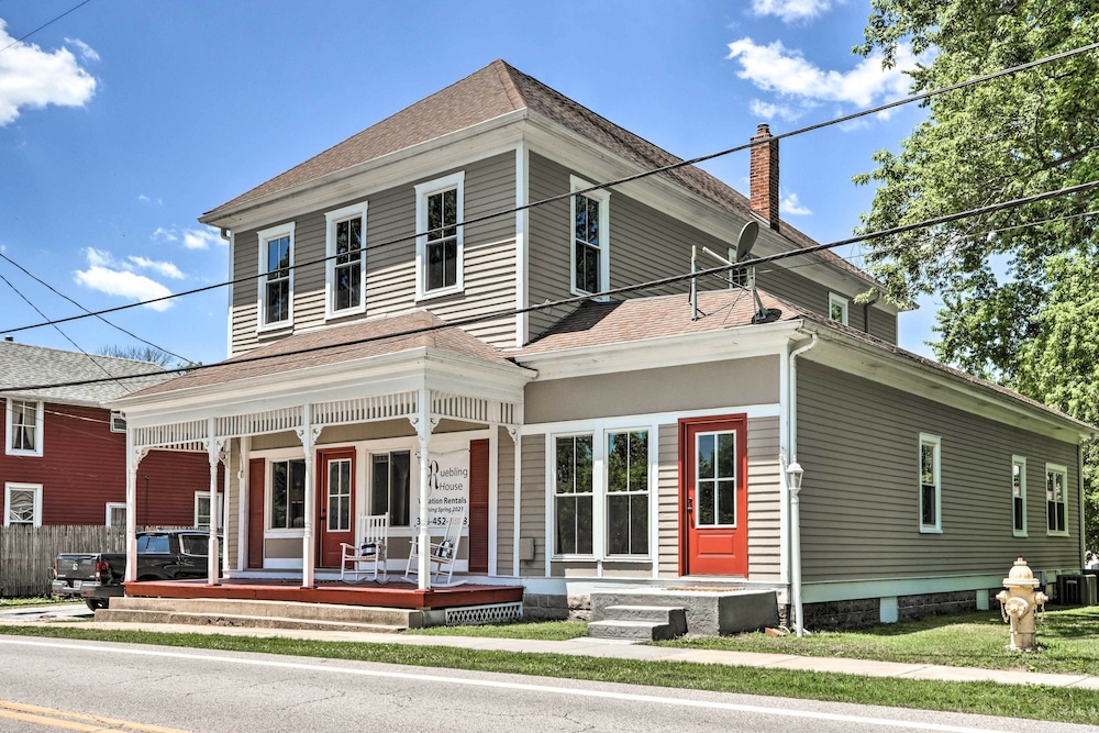 'the Ruebling House': Bright, Modern, & Renovated! view 2