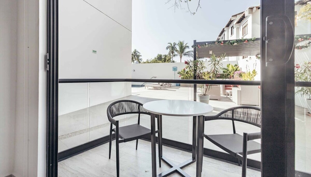 Cozy 2BR House 2 min to the Beach - Pool - Terrace