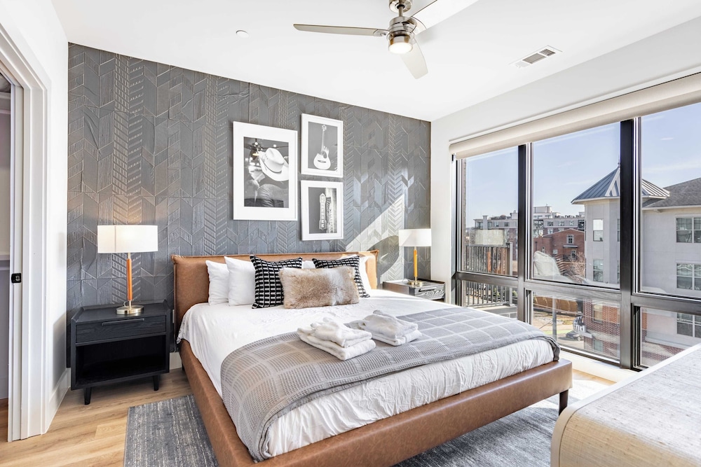 Sleeps 18 3 Modern Midtown Apartments w/ Gym + Pool Walkable to Shops & Eats